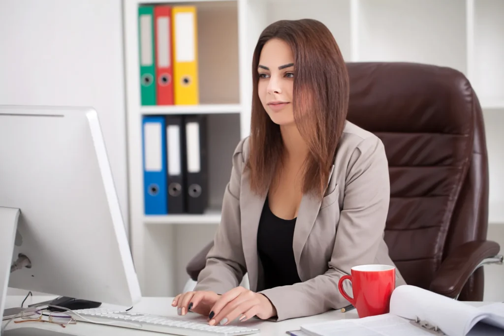 Assistante commerciale à son poste de travail