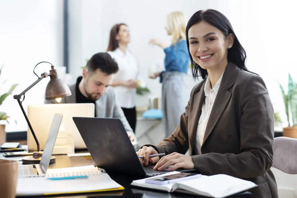 Commerciale souriante dans un open space