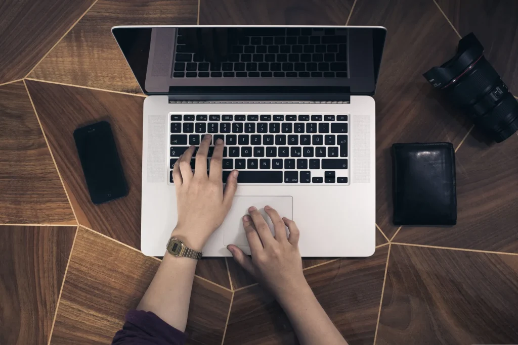Ordinateur portable et smartphone sur un bureau, prêts pour contacter l'équipe ProspectPhoning